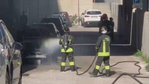 Auto in fiamme nel garage, paura a Pordenone