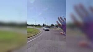 Auto contromano in rotonda, un ciclista evita il peggio