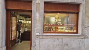 Colpo nella notte in gioielleria: vetrina tagliata con la flex