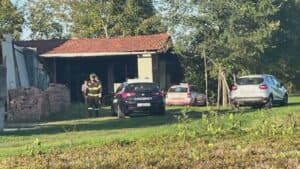 Cade da 4 metri mentre pota un albero: grave un anziano