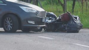 Doppio schianto auto-moto: due feriti, uno è gravissimo