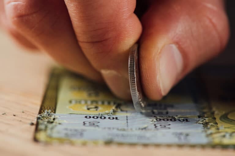 Trieste, rubano 6mila euro di gratta e vinci in cinque secondi: il colpo ripreso dalle telecamere