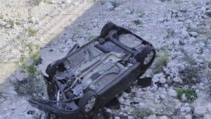 Auto precipita nel greto del fiume, salvata la conducente