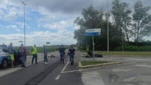 Manca lo stop, in moto si schianta con un furgone: è grave