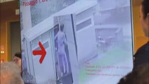In aula l’orrore di Gemona, Lorena scoppia a piangere
