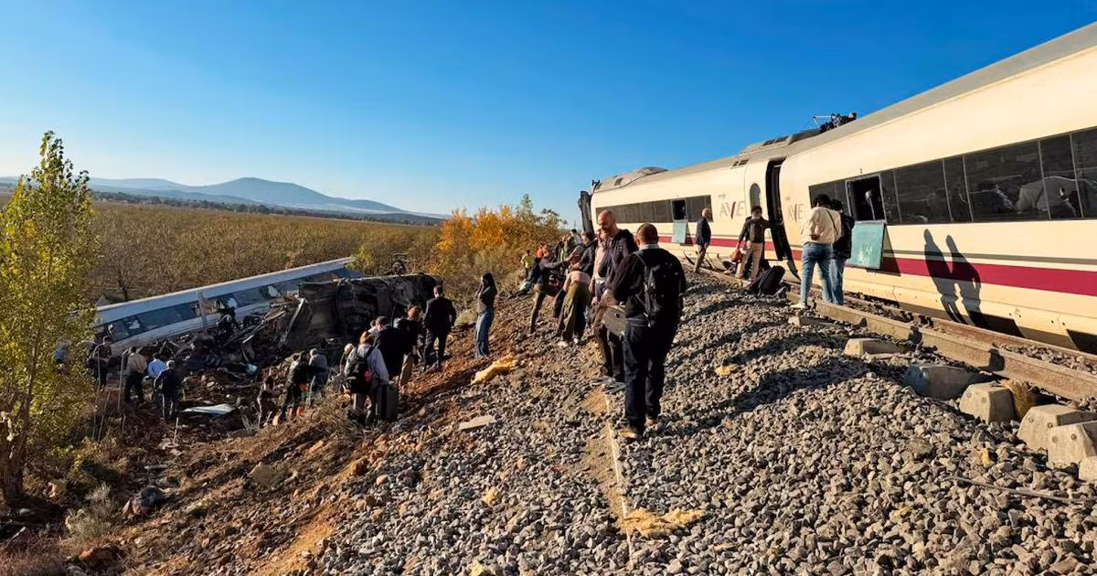 Spagna, scontro tra due treni ad alta velocità a Toledo: almeno 30 morti, vagoni precipitati in una scarpata