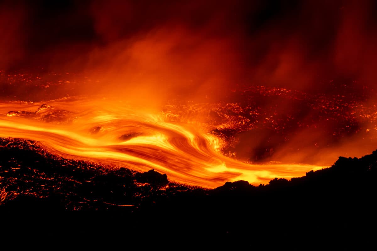 Eruzione dell'Etna: disagi negli aeroporti, voli sospesi e problemi per i viaggiatori
