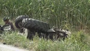 Frontale tra auto e trattore, cinque feriti: uno è grave