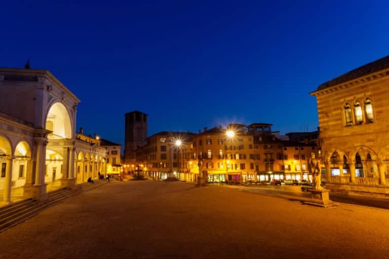 Udine, FdI all’attacco: “Degrado e insicurezza attorno alla Stazione di Posta”