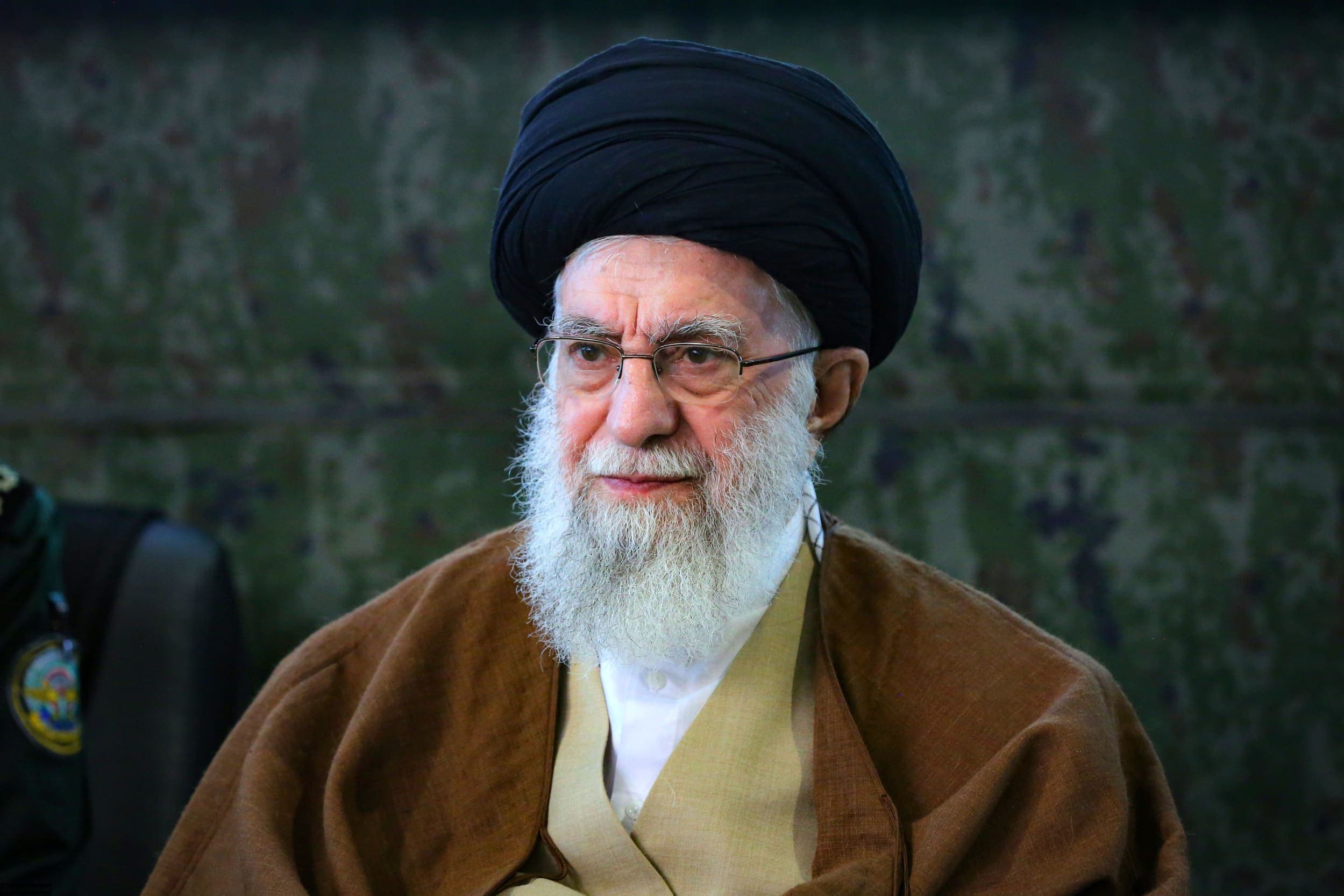 Trump avverte Teheran: “Senza accordo ci saranno conseguenze”. Khamenei replica con toni duri