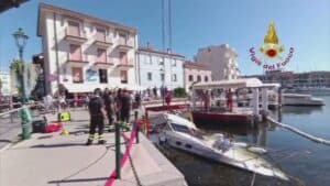 Imbarcazione imbarca acqua  e semiaffondata nel porto di Grado
