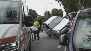 Perde il controllo dell’auto e finisce contro le vetture in sosta