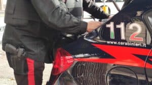 Spaccano il finestrino di un’auto per rubare: arrestato un giovane, caccia al complice
