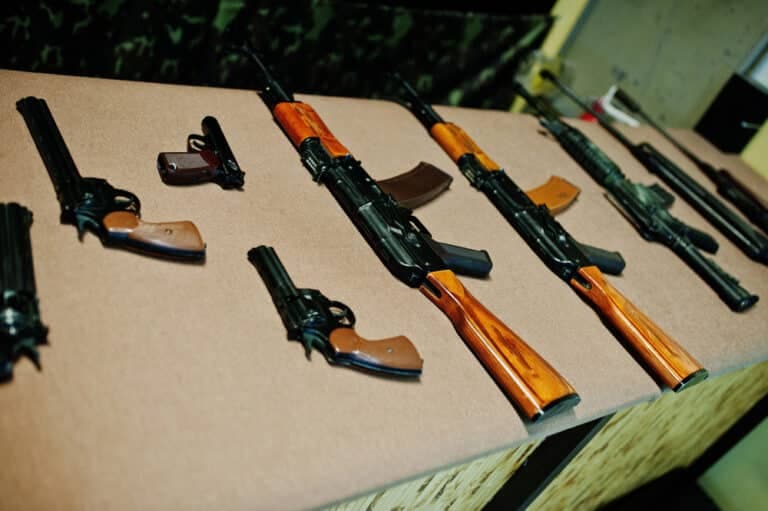 Kalashnikov e armi da guerra nascosti in un furgone: traffico internazionale fermato al confine di Gorizia